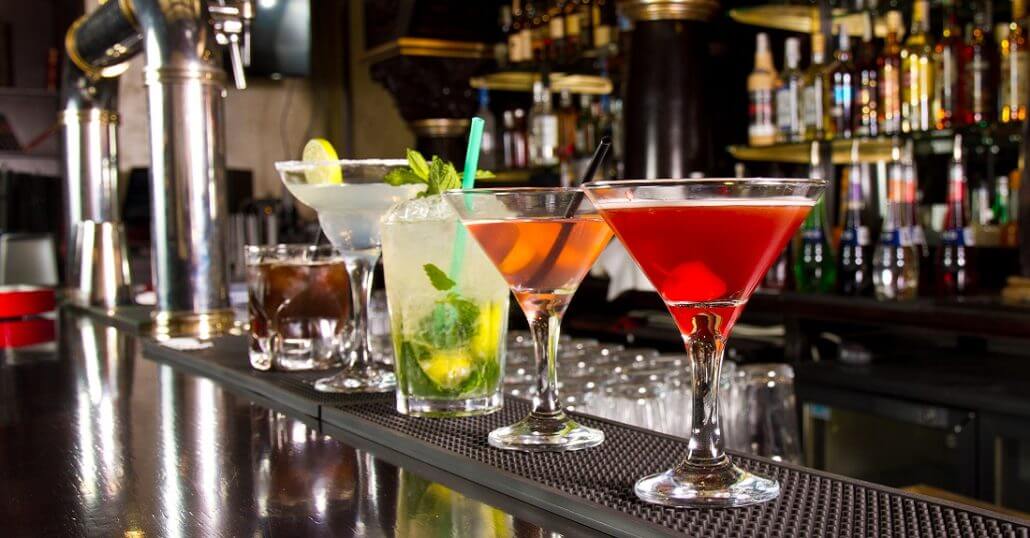 The Do’s and Don'ts of Having an Open Bar at Your Wedding