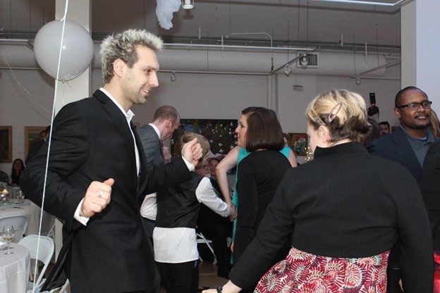 5 Top Ways to Engage Your Wedding Guests on The Dance Floor