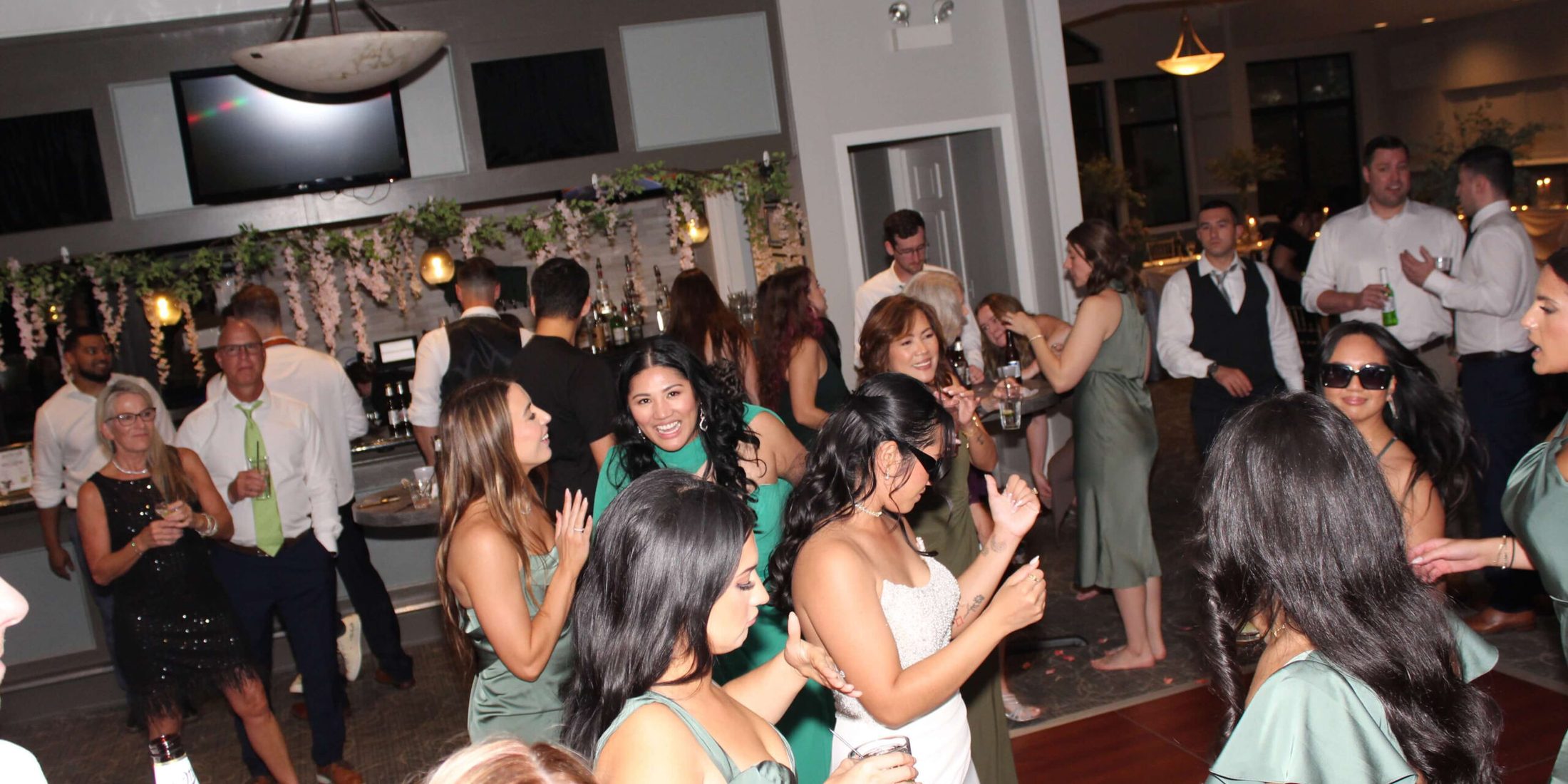 people dancing at Salt Creek Golf Club to music